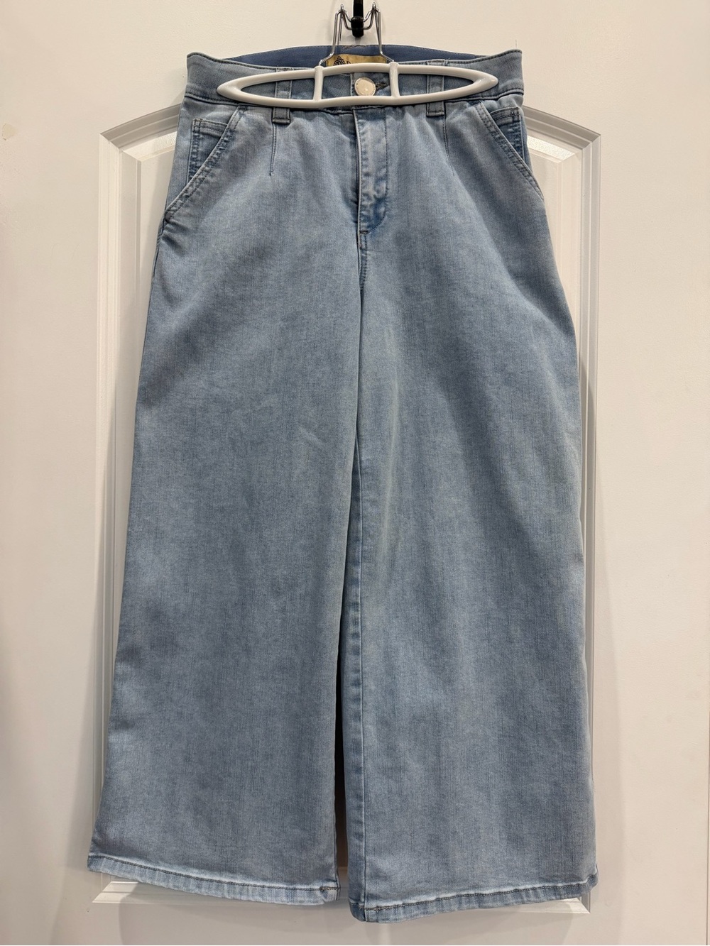 Democracy  Light Wash Wide Leg Denim cropped jeans elastic waistband.